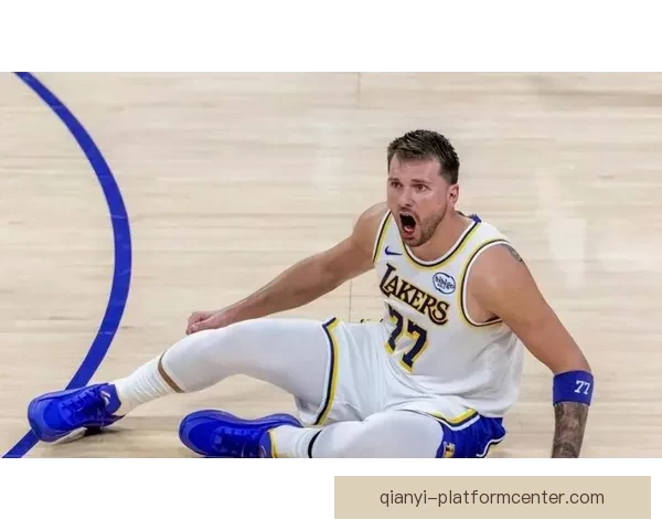 东契奇突破遭遇腿筋拉伤紧急退出比赛 返回更衣室进行治疗